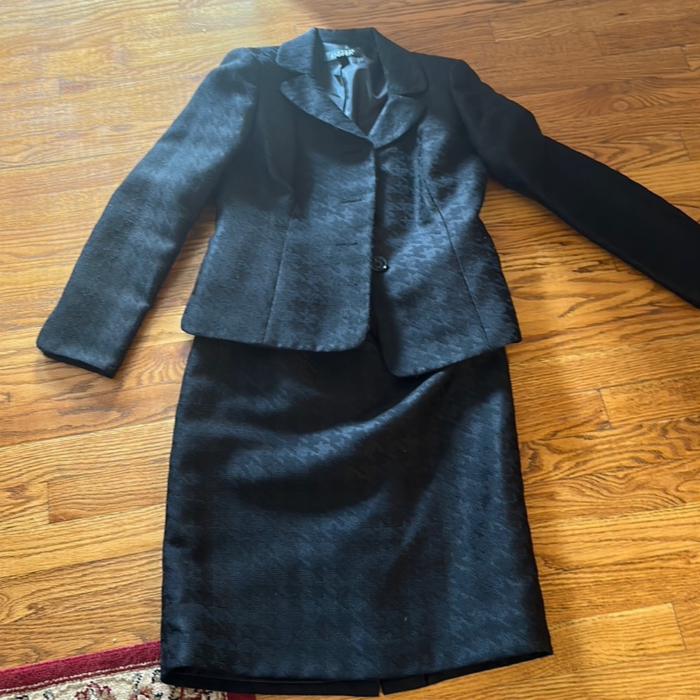 Work suit from Kasper jacket and skirt size 4 petite